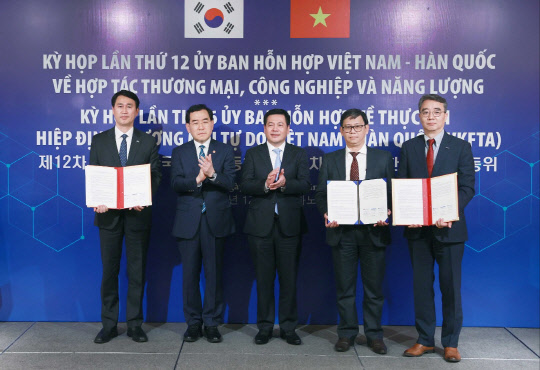 지난 22일 베트남 하노이에서 한국-베트남 산업공동위 주관으로 마련된 베트남 내 청정 에너지 산업분야 협력을 위한 양해각서 체결식에서 이규복(왼쪽부터) KETI 부원장, 이창양 산업통상자원부 장관, 응우옌 홍 디엔 베트남 산업무역부 장관, 쩐끼푹 IE 원장, 박홍욱 두산에너빌리티 파워서비스 BG장이 기념촬영을 하고 있다. 두산에너빌리티 제공